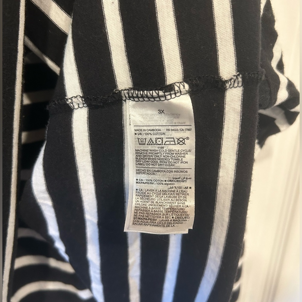 Old Navy Black and White Striped Long Sleeve Tee - Picture 4 of 4